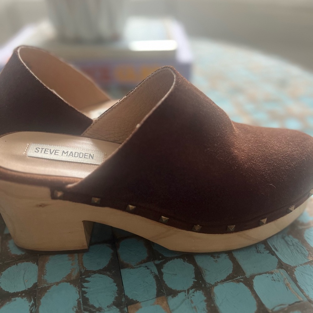 Steve Madden Brown Clogs with Chunky Heel and Suede Upper
